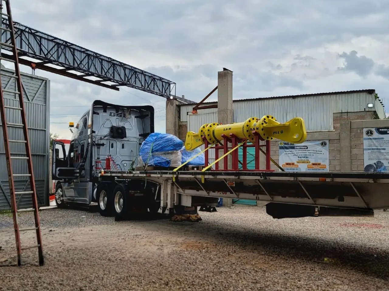 Plataforma flatbed transporte maquinaria industrial Baja California AZVIR